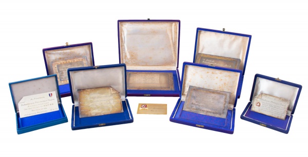 Lote contendo 8 placas comemorativas e 7 estojos para medalhas ou homenagens, em diferentes tamanhos e acabamentos. Peças com inscrições gravadas, marcas do tempo, desgastes e sinais de uso, conforme