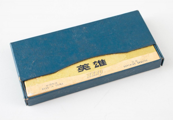 Conjunto de caneta tinteiro e lapiseira Hero, fabricadas na China, acondicionado em estojo original. Peças com marcas do tempo e uso. Funcionamento não testado. Conforme fotos
