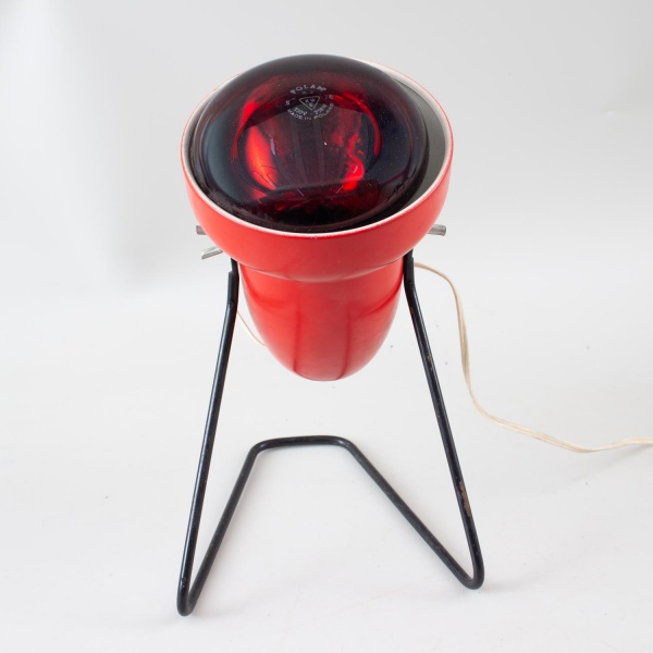 Lâmpada de infravermelho Polamp IR-2, fabricada na Polônia, montada em suporte metálico. Peça vintage utilizada para aquecimento terapêutico, com marcas do tempo, desgastes e sinais de uso. Funcioname