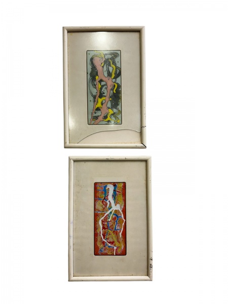Par de gravuras abstratas emolduradas; medidas 34 x 23 cm cada; apresentam marcas do tempo e desgastes nas molduras.