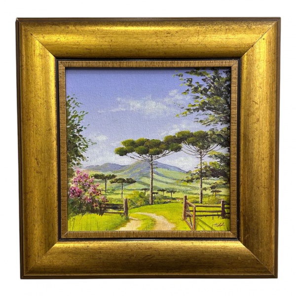 Quadro óleo sobre Eucatex com paisagem, com assinatura não identificada, emoldurado; medidas externas 24 x 24 cm e internas 15 x 15 cm; apresenta marcas do tempo e desgastes.