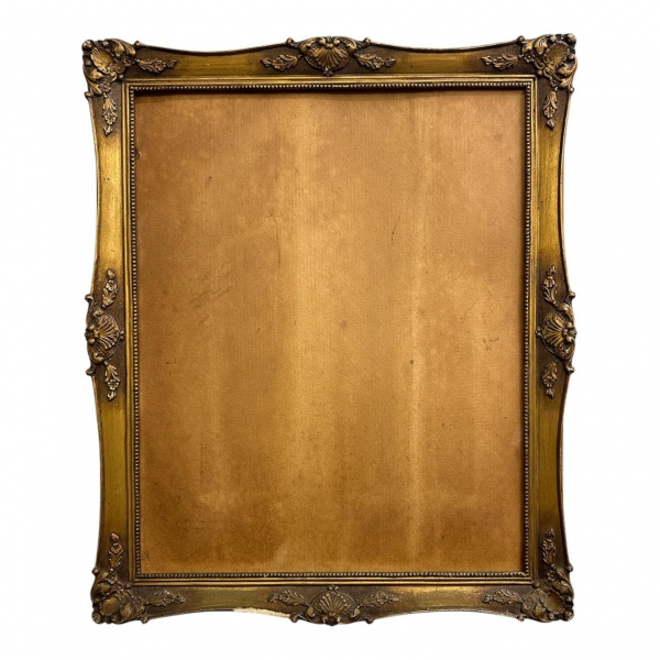 Moldura decorativa em madeira patinada dourada, ricamente ornamentada; medidas 60 x 50 cm; apresenta perdas do material, marcas do tempo e desgastes.
