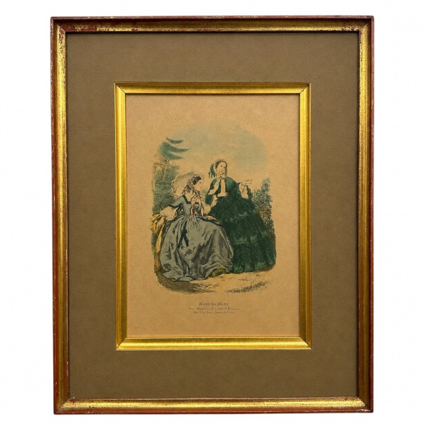 Gravura europeia intitulada Miroir des Modes, representando figuras femininas, emoldurada sob vidro; medidas 35 x 29 cm; apresenta marcas do tempo, oxidações e desgastes.