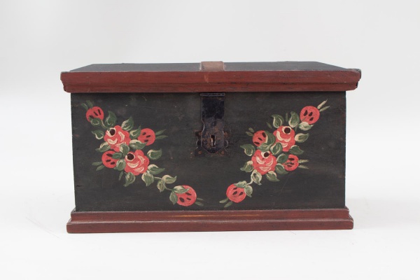 Caixa baú decorativa em madeira com pintura floral artesanal, tampa articulada e ferragens metálicas; medindo 16 cm de altura e 29 cm de comprimento; apresenta marcas do tempo, desgastes no acabamento