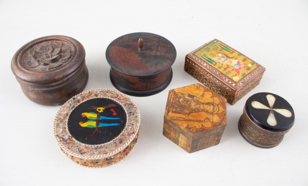 Lote contendo 6 caixinhas decorativas de diferentes formatos e materiais, com tampas e acabamentos variados, incluindo peças em madeira entalhada, pintada e decorada; apresentam marcas do tempo, desga