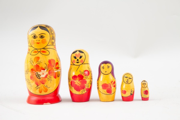 Bonecas russas tipo Matrioska, conjunto com 5 peças encaixáveis em madeira pintada à mão, medindo a maior 15 cm de altura. Apresentam sinais de uso e marcas do tempo.