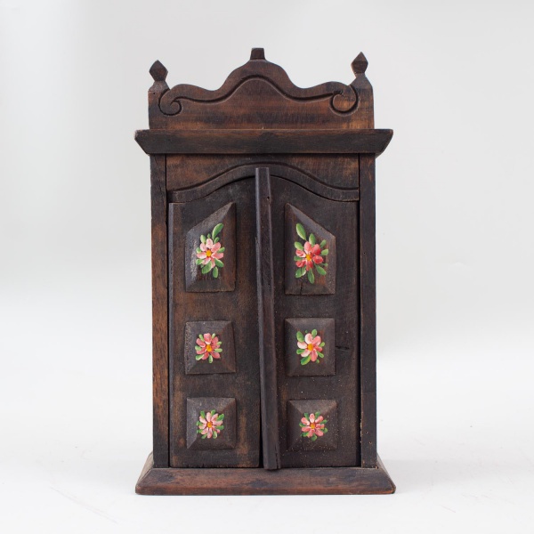Armarinho de parede em madeira com duas portas, decorado com pintura floral artesanal, interior também ornamentado; medindo 33 cm de altura e 19 cm de comprimento; apresenta marcas do tempo, desgastes