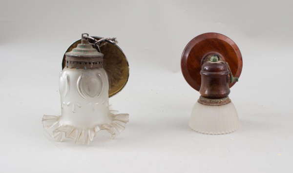 Lote contendo 2 luminárias antigas de pendurar em metal e vidro, com cúpulas em vidro leitoso. Apresentam sinais de uso, oxidação, desgastes e marcas do tempo.
