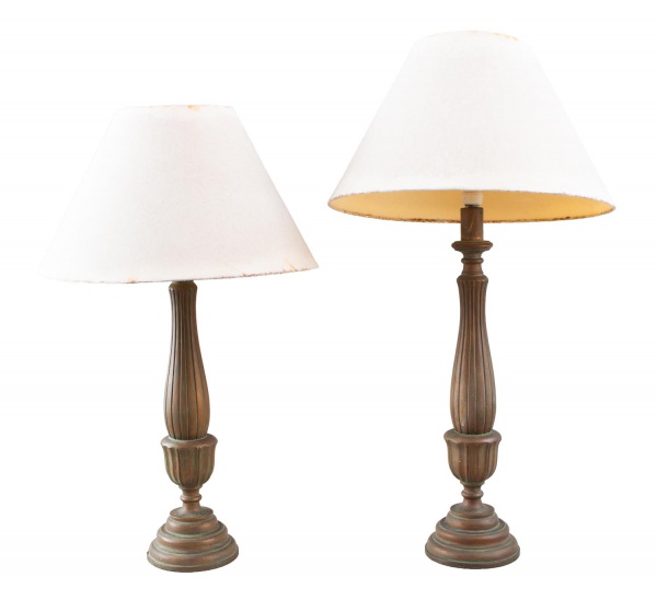 Par de abajures de mesa com bases em metal patinado e cúpulas revestidas em tecido; medem aproximadamente 76 cm de altura; apresentam marcas do tempo, sinais de uso, manchas e desgastes nas cúpulas; f