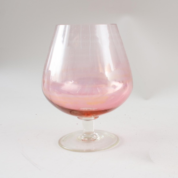 Lote contendo taça decorativa tipo conhaque em vidro na tonalidade rosa; taça medindo 22 cm de altura e 12 cm de diâmetro; peça com marcas do tempo e sinais de uso.