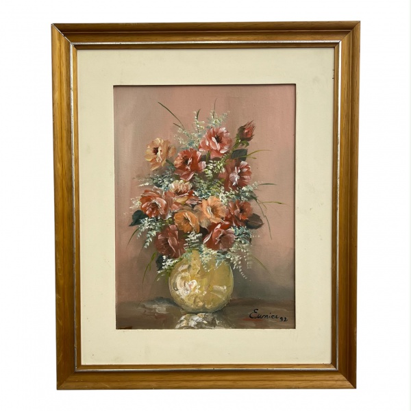 Eunice - Quadro óleo sobre tela com arranjo floral; assinado e datado 1992, medidas da obra 29 x 39 cm e da moldura 48 x 58 cm; assinado; com marcas do tempo.