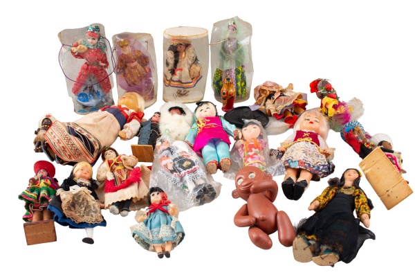 Lote contendo aproximadamente 30 bonecas típicas e souvenires folclóricos de diferentes países e regiões, confeccionadas em tecido, plástico, madeira, lã e materiais diversos, algumas acondicionadas e
