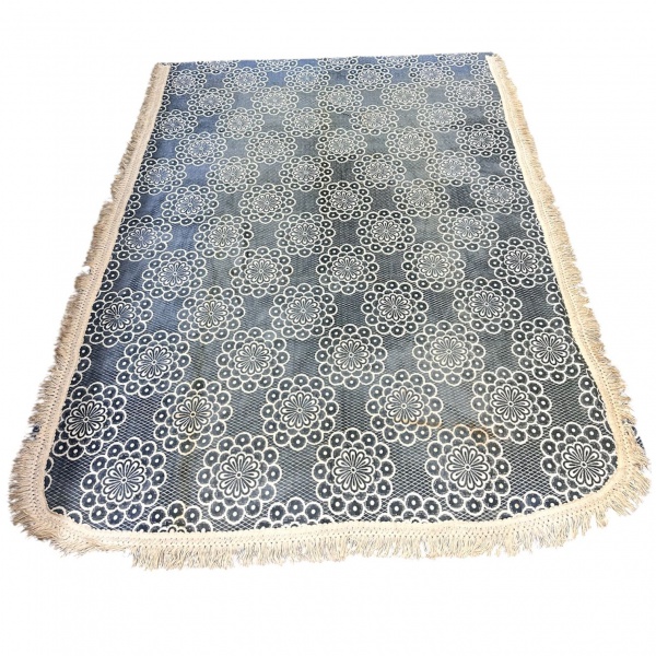 Tapete retangular com estampa floral em tons de azul e bege, acabamento com franjas nas bordas, medindo 166 x 237 cm; apresenta manchas, sinais de uso e desgastes naturais do tempo.