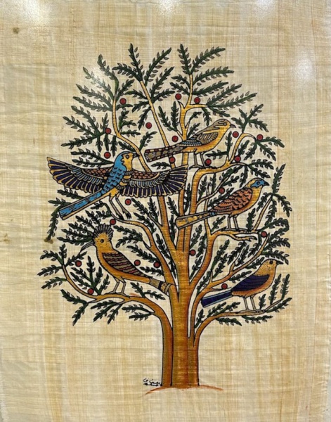 Papiro decorativo com representação de árvore e pássaros, emoldurado sob vidro, medindo 43 x 54 cm; apresenta sinais do tempo.
