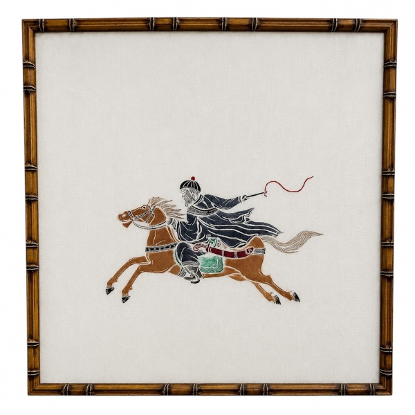 Quadro decorativo com figura de cavaleiro montado a cavalo sobre tecido, emoldurado sob vidro, medindo 71 x 72 cm; apresenta sinais do tempo.