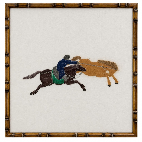 Quadro decorativo com figura de cavaleiro montado a cavalo sobre tecido, emoldurado sob vidro, medindo 71 x 71cm; apresenta sinais do tempo.
