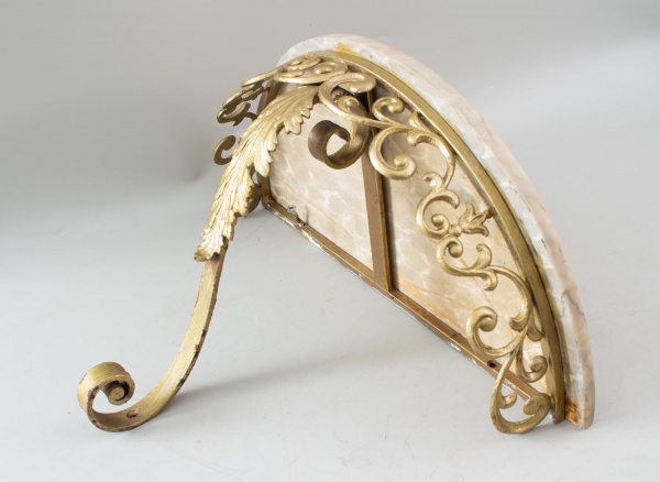 Aparador de parede em metal dourado com ornamentação vazada em arabescos e tampo em pedra tipo ônix/mármore; medidas 30 cm de altura, 48 cm de largura e 25 cm de profundidade; apresenta marcas do temp