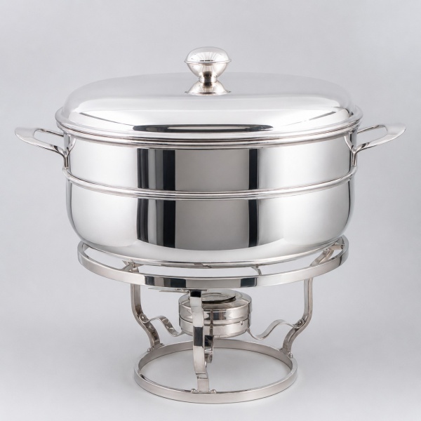 Rechaud com tampa e suporte, em aço inox da marca Sopril, medindo 40 cm de altura e 37 cm de diâmetro; apresenta sinais de uso, riscos superficiais e marcas do tempo.