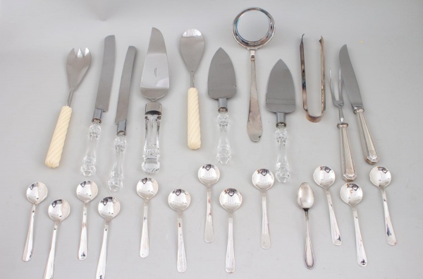 Lote contendo utensílios para servir e mesa, composto por concha, faca de serviço, garfo trinchante, pegador, colheres diversas, duas espátulas para bolo com cabo em cristal, duas facas com cabo em cr