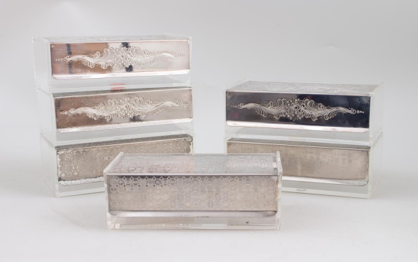 Lote com 6 caixas organizadoras WMF em acrílico transparente com tampas em metal prateado decorado; marca WMF; apresentam sinais de uso, marcas do tempo, riscos superficiais, oxidação e pequenos desga
