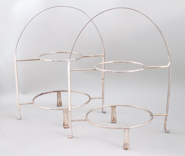 Par de suportes metálicos da marca Riva silverspecial com estrutura cromada, medindo 40 cm de altura, 15 cm de diâmetro superior e 20 cm de diâmetro inferior; apresentam sinais de uso e marcas do temp