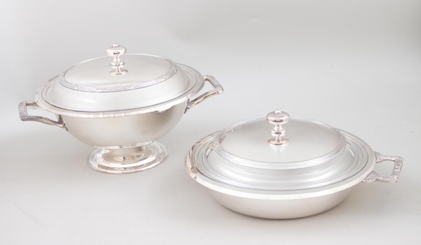 Lote com uma sopeiras com tampa e uma legumeira em metal prateado das marcas Wolff, ricamente decoradas, medindo a maior 18 cm de altura e 26 cm de diâmetro; apresentam sinais de uso e marcas do tempo