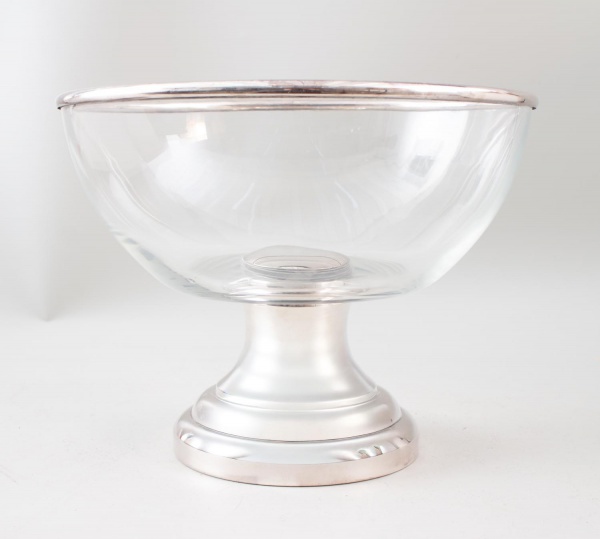 Centro de mesa em vidro com borda e base metálicas, medindo 22 cm de altura e 18 cm de diâmetro; apresenta sinais de uso e marcas do tempo.