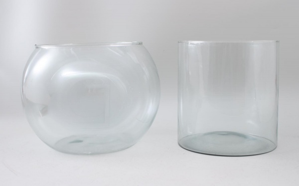 Lote contendo 2 vasos decorativas em vidro, medindo aproximadamente 22 cm de altura; apresentam sinais de uso, marcas do tempo, riscos superficiais e pequenos desgastes.