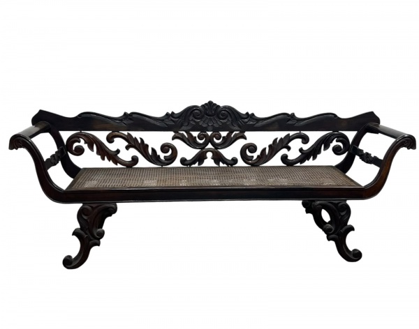 Banco estilo colonial em madeira entalhada com assento em palhinha; medindo aproximadamente 85 cm de altura, 210 cm de comprimento e 50 cm de profundidade; apresenta marcas do tempo, desgastes de uso
