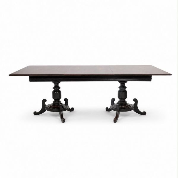 Mesa de jantar extensível em madeira nobre, tampo retangular com marchetaria e duas bases centrais torneadas com pés recortados, medindo 79 cm de altura, 101 cm de largura, 182 cm de comprimento sem e