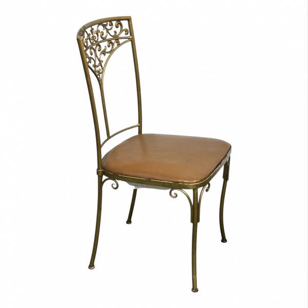 Cadeira em metal dourado com encosto vazado em arabescos e assento estofado revestido em courvin, medindo 88 cm de altura, 43 cm de profundidade e 42 cm de largura; apresenta desgastes na pintura, pon