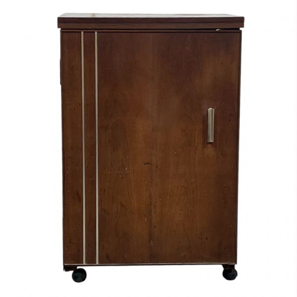 Máquina de costura Singer elétrica embutida em gabinete de madeira com tampo articulável e compartimentos laterais para acessórios, medindo 80 cm de altura, 43 cm de profundidade e 55 cm de compriment