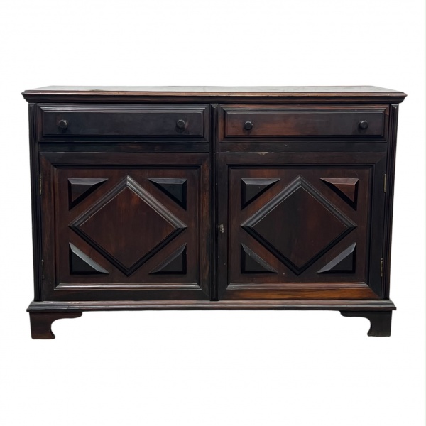 Aparador/buffet baixo em madeira, com duas portas, duas gavetas e compartimentos internos com prateleiras, acompanhado de chave, medindo 80 cm de altura, 118 cm de comprimento e 45 cm de profundidade;