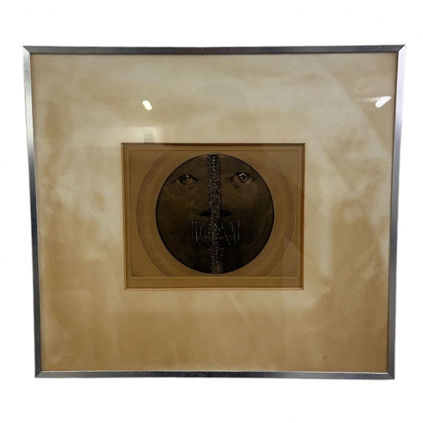 Gravura numerada 97/100, representando composição figurativa com rosto humano, assinada, medindo 43 x 39 cm; emoldurada sob vidro, apresenta sinais do tempo.