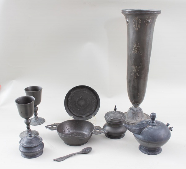 Lote contendo peças em estanho da manufatura Tridentes, composto por vaso, 2 cálices, luminária de óleo, 2 potes com tampa, prato e recipiente com alça; peças apresentam marcas do tempo, oxidação supe