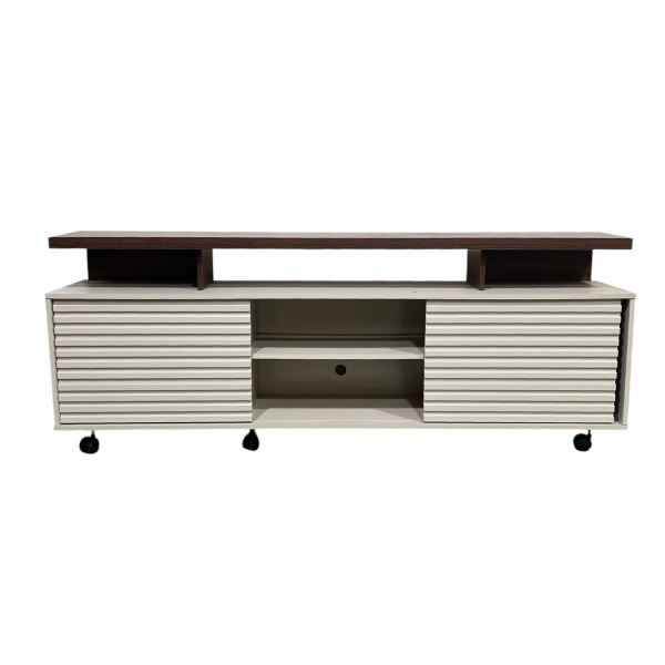 Rack para televisão em madeira industrializada, com duas portas deslizantes ripadas, nichos centrais e prateleira superior suspensa, medindo 70 cm de altura, 40 cm de profundidade e 182 cm