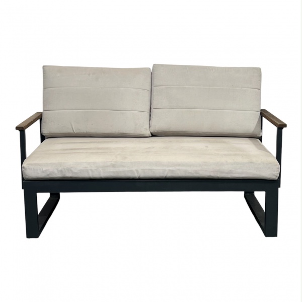 Sofá de 2 lugares com estrutura em metal e braços com acabamento em madeira, estofado em tecido bege, medindo 80 cm de altura, 63 cm de profundidade e 133 cm de comprimento; apresenta manchas, marcas
