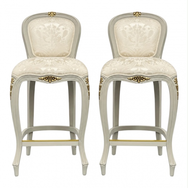 Par de banquetas estilo Luís XV da marca Formline Deluxe, em madeira patinada com aplicações douradas e assentos estofados em tecido adamascado, medindo 110 cm de altura, 48 cm de profundidade e 52 cm