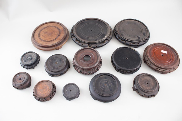 Lote de peanhas em madeira, tamanhos variados, para exposição de esculturas e objetos decorativos; apresentam marcas de uso e desgastes do tempo. Vendidas no estado.