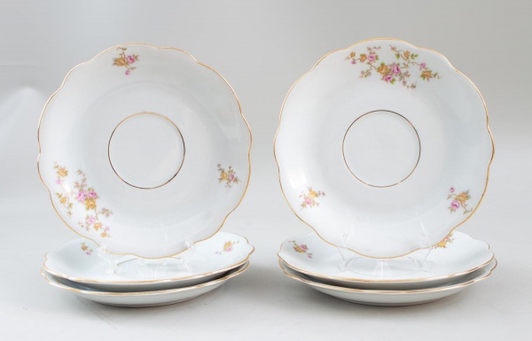 Lote com 6 pires em porcelana Renner, decoração floral e friso dourado, medindo 17 cm de diâmetro; apresentam marcas de uso e sinais do tempo.