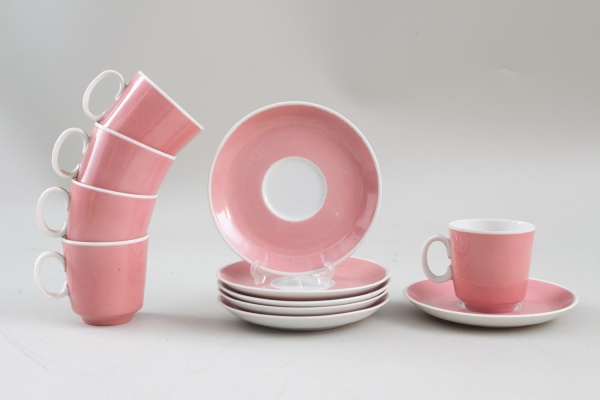 Porcelana Schmidt, conjunto com 5 xícaras de café e 6 pires na cor rosa, medindo as xícaras 6 cm de altura; apresentam marcas de uso e sinais do tempo.