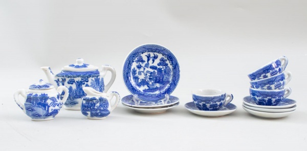 Mini conjunto em porcelana japonesa Made in Japan, decoração azul e branca, composto por bule com tampa, açucareiro com tampa, leiteira, 4 xícaras com pires e 3 pratos; maior peça medindo 8 cm de altu