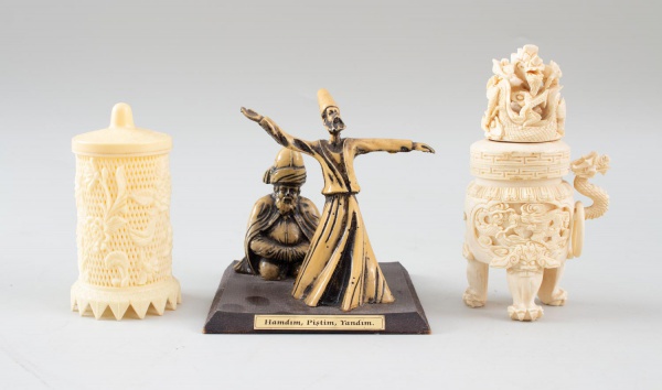 Lote com 3 peças decorativas orientais em resina, sendo um porta-palitos com palitos, um porta-objetos com tampa e uma escultura de dervixe girante sobre base; apresentam marcas de uso e sinais do tem