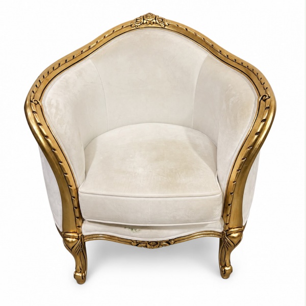 Poltrona estilo clássico em madeira entalhada com acabamento dourado, estofada em veludo claro, marca Formline Deluxe; medindo 90 cm de altura, 55 cm de profundidade e 80 cm de largura; apresenta sina