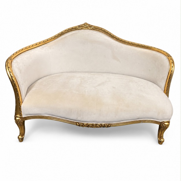 Chaise estilo clássico em madeira com acabamento dourado e estofamento em veludo claro; medindo 98 cm de altura, 67 cm de profundidade e 175 cm de comprimento; apresenta sinais de uso, sujidades e man