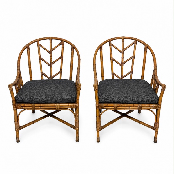 Par de poltronas em bambu e junco, com braços e assentos estofados em tecido estampado na cor cinza. Estrutura com encosto vazado em desenho geométrico, medindo 80 cm de altura, 50 cm de profundidade