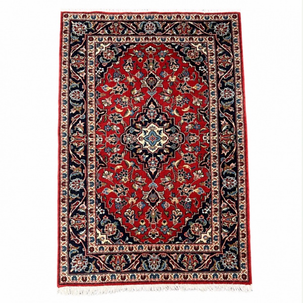 Tapete de padrão persa em tons de vermelho, azul-marinho, bege e azul-claro, com medalhão central e rica decoração floral; medindo 155 x 100 cm; apresenta sinais de uso, marcas do tempo e desgastes co