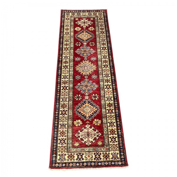 Passadeira estilo oriental com padronagem geométrica policromada; medindo 185 x 60 cm; vendida no estado, com sinais de uso e marcas do tempo.