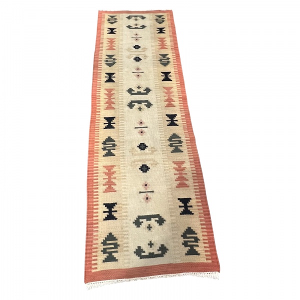 Passadeira com decoração geométrica em tons de bege, terracota e preto, medindo 226 x 71 cm; apresenta sinais de uso e marcas do tempo; vendido no estado.