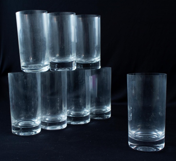 Lote contendo 8 copos em demi-cristal incolor, modelo cilíndrico com base espessa, altura: 13 cm. Apresentam sinais de uso e marcas do tempo.